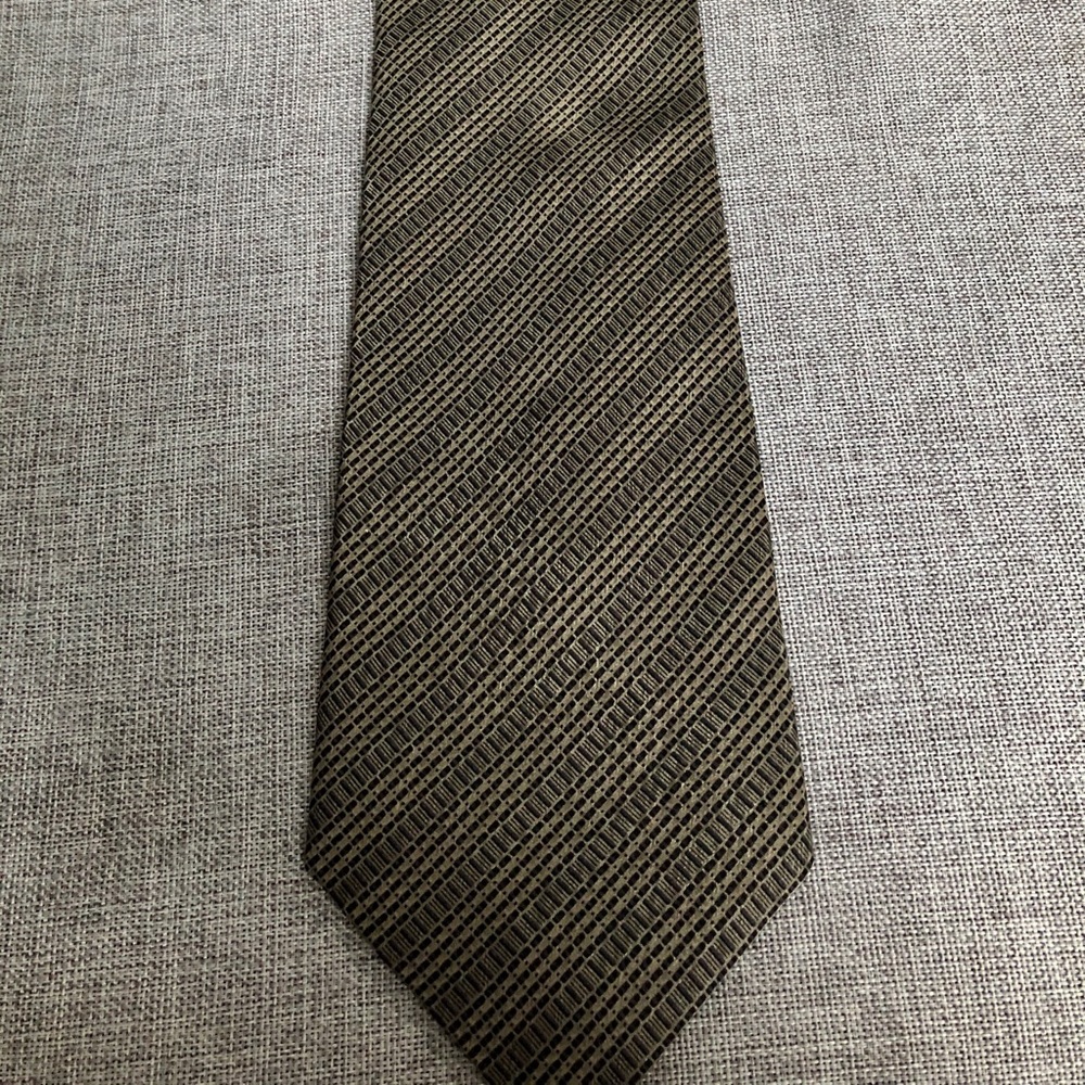 Alexander Julian Men’s Silk Tie.